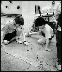 Niños jugando con chaplones